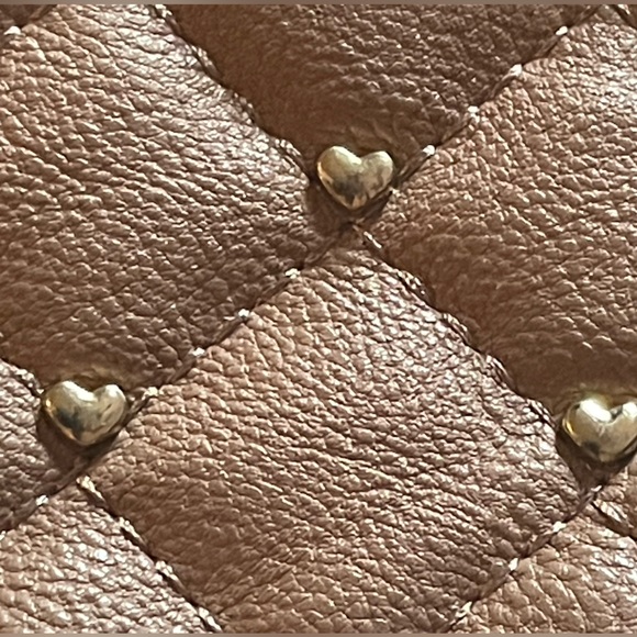 Tan and black Betsey Johnson zip up bag. Apx 8 x 6” EUC with no noted flaws! - Picture 6 of 9